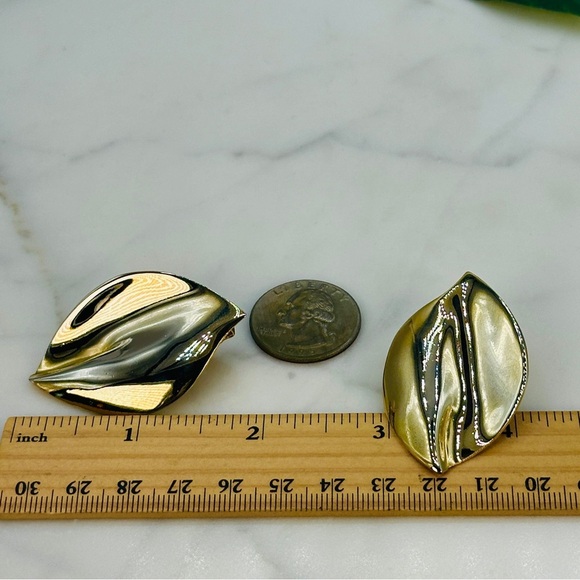 Vintage Clip On Earrings Large Leaf Modernist Contemporary Wave Design Gold Tone - Picture 6 of 7